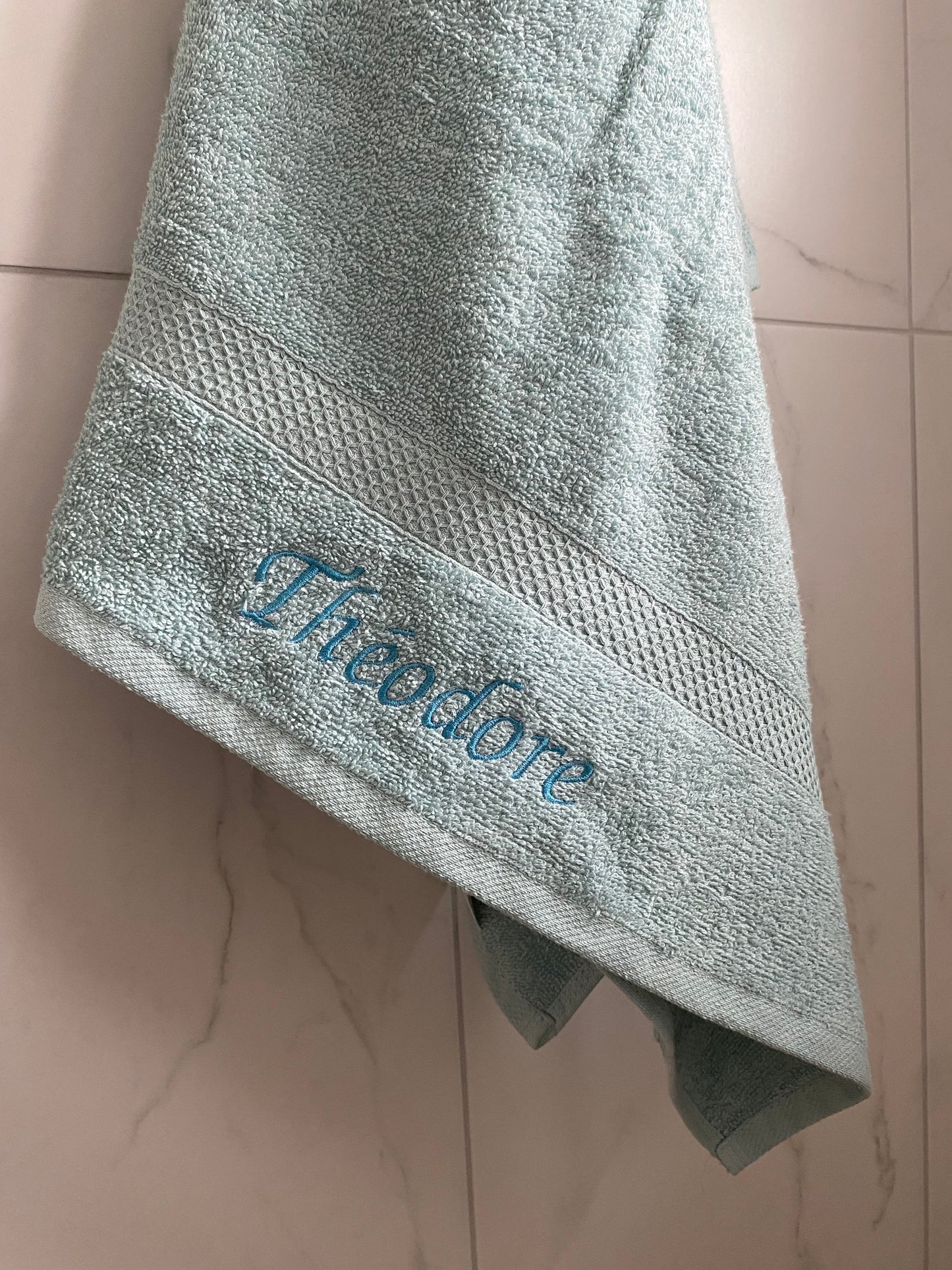 Serviette de bain brodée (nom)