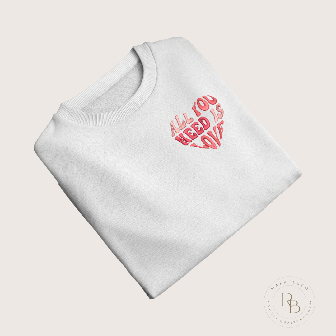 Sweatshirt brodé “ All you need is love”